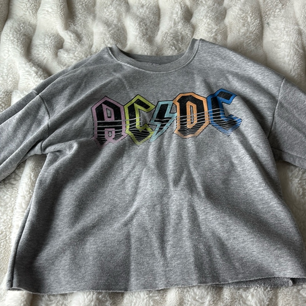 Cropped grey sweatshirt that says AC/DC